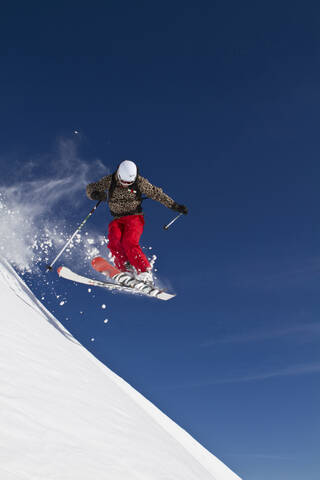 Österreich, Kaprun, Kitzsteinhorn, Mann beim Skifahren in der Luft, lizenzfreies Stockfoto