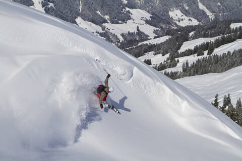 Österreich, Tirol, Kitzsteinhorn, Mann beim Skifahren im Schnee, Blick von oben, lizenzfreies Stockfoto