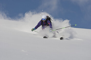 Österreich, Tirol, Kitzbühel, Mann beim Skifahren im Pulverschnee - FFF001128