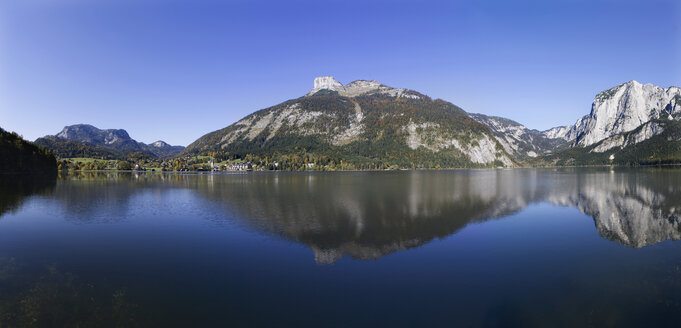 Österreich, Salzkammergut, Blick auf den Altausseer See mit Loser und Tressenstein - WWF001710