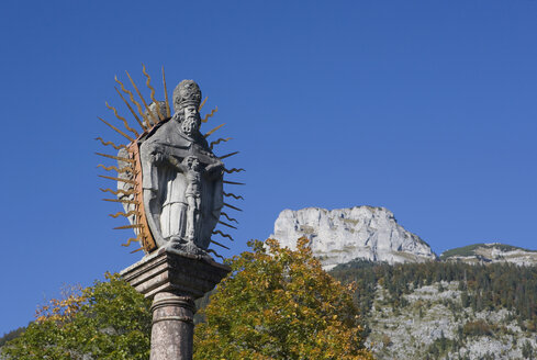 Österreich, Salzkammergut, Blick auf Kreuz mit Loserberg im Hintergrund - WWF001713