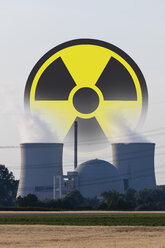 Deutschland, Kernkraftwerk mit radioaktivem Warnsymbol - CSF013662