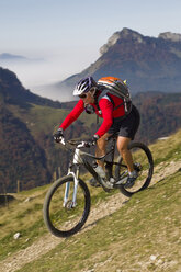 Österreich, Tirol, Mountainbikerin beim Biken auf dem Spitzstein - FFF001131