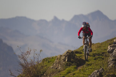 Österreich, Tirol, Mountainbikerin beim Biken auf dem Spitzstein - FFF001130