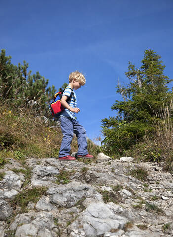 Deutschland, Bayern, Junge (4-5 Jahre) beim Wandern am Berg, lizenzfreies Stockfoto