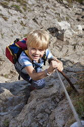 Deutschland, Bayern, Junge (4-5 Jahre) beim Bergsteigen, lächelnd, Porträt - HSIF000007