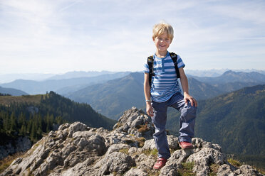 Deutschland, Bayern, Junge (4-5 Jahre) stehend Berg, lächelnd, Porträt - HSIF000025