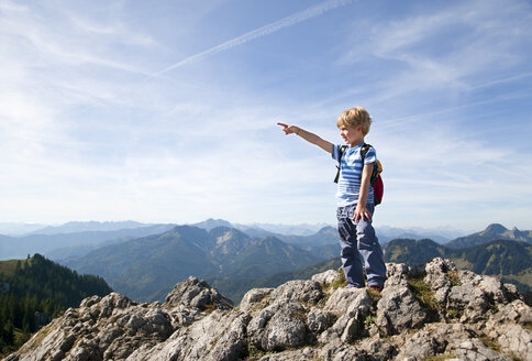 Deutschland, Bayern, Junge (4-5 Jahre) auf Berggipfel mit Blick auf Aussicht - HSIF000024