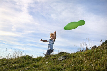 Deutschland, Bayern, Junge (4-5 Jahre) spielt mit Luftballon, lächelnd, Portrait - HSIF000009