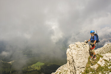 Italien, Dolomiten, Bergwanderer am Rosengarten - RNF000545