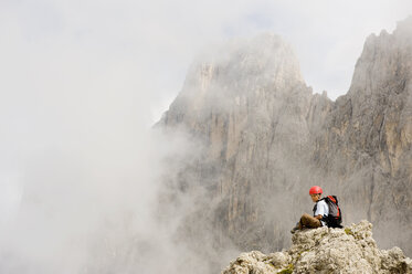 Italien, Dolomiten, Bergwanderer am Rosengarten - RNF000546