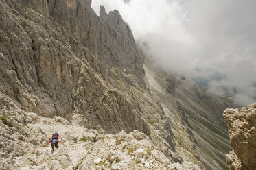 Italien, Dolomiten, Bergwanderer beim Wandern im Rosengarten - RNF000547