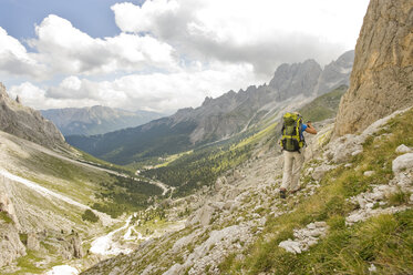 Italy, Dolomites, Mature man hiking at Rosengarten mountains - RNF000551