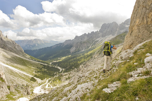 Italien, Dolomiten, Älterer Mann beim Wandern im Rosengarten - RNF000551
