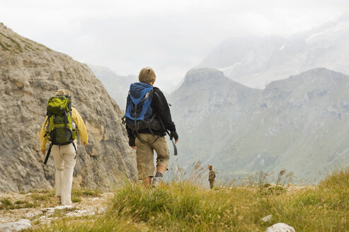 Italien, Dolomiten, Bergwanderer beim Wandern am Pordoi - RNF000556