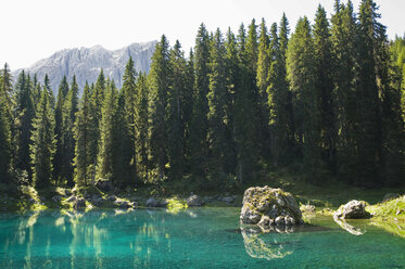 Italien, Dolomiten, Latemar, Karersee, Blick auf den See mit Bergkette im Hintergrund - RNF000559