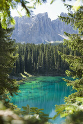 Italien, Dolomiten, Latemar, Karersee, Blick auf den See mit Bergkette im Hintergrund - RNF000560