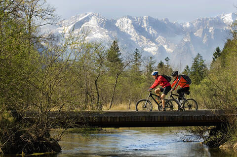 Deutschland, Bayern, Garmisch, Mountainbiker auf Brücke, lizenzfreies Stockfoto