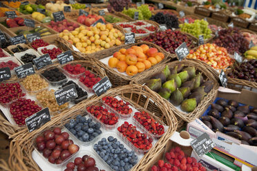 Deutschland, München, Obstsorten im Korb auf dem Markt - SKF000410