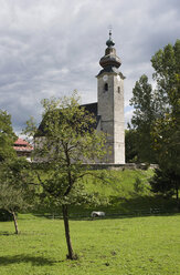 Österreich, Land Salzburg, Flachgau, Dorfbeuern, Blick auf die Kirche - WWF001741