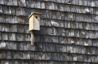 Austria, Land Salzburg, Flachgau, Schleedorf, Birdhouse at farmhouse - WWF001744