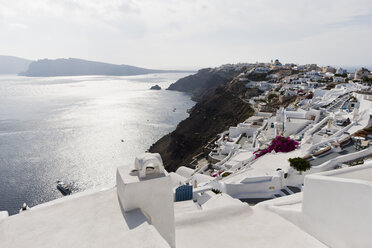 Griechenland, Kykladen, Thira, Santorin, Blick auf Oia und das Ägäische Meer - FOF002642