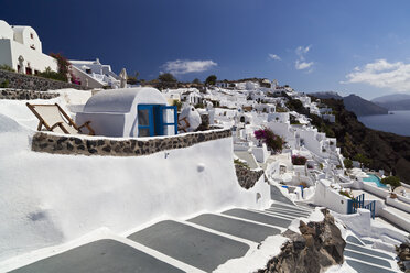 Griechenland, Kykladen, Thira, Santorin, Oia, Blick auf Treppen und die typische kykladische Architektur - FOF002646