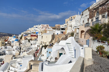 Griechenland, Kykladen, Thira, Santorin, Blick auf das Dorf Oia - FOF002653