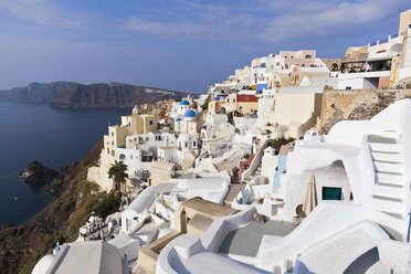 Griechenland, Kykladen, Thira, Santorin, Blick auf das Dorf Oia und das Ägäische Meer - FOF002654