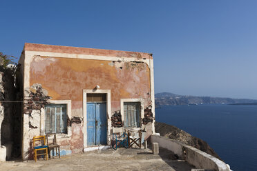 Greece, Cyclades, Thira, Santorini, Oia, View of old house with caldera - FOF002658