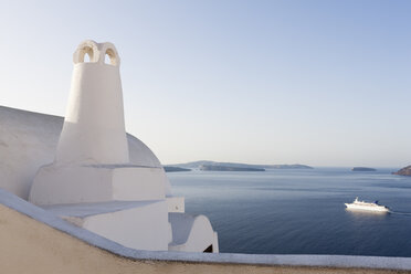 Griechenland, Kykladen, Thira, Santorin, Oia, Blick auf Schornstein mit Caldera - FOF002660