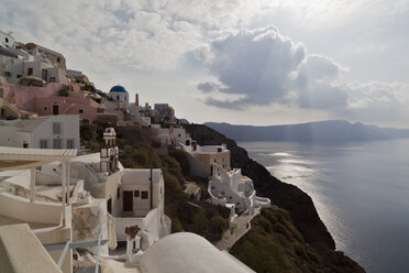 Griechenland, Kykladen, Thira, Santorin, Blick auf das Dorf Oia - FOF002665