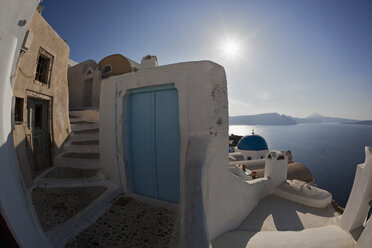 Griechenland, Kykladen, Thira, Santorin, Blick auf Treppe mit blauer Tür und Ägäis - FOF002668