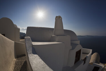 Griechenland, Kykladen, Thira, Santorin, Blick auf Oia und das Ägäische Meer - FOF002669