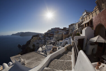 Griechenland, Kykladen, Thira, Santorin, Oia, Blick auf Dorf und Ägäis - FOF002671