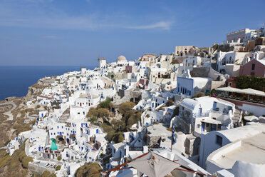 Griechenland, Kykladen, Thira, Santorin, Oia, Blick auf Windmühle und Dorf - FOF002673