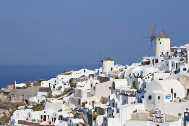 Griechenland, Kykladen, Thira, Santorin, Oia, Blick auf Windmühle und Dorf - FOF002674