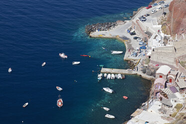 Griechenland, Kykladen, Thira, Santorin, Oia, Blick auf den Hafen von Ammoudi - FOF002675