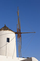 Griechenland, Kykladen, Thira, Santorin, Oia, Blick auf Windmühle - FOF002677