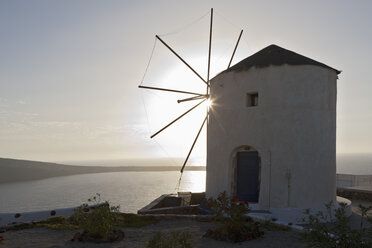 Griechenland, Kykladen, Thira, Santorin, Oia, Blick auf Windmühle bei Sonnenuntergang - FOF002678