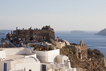 Griechenland, Kykladen, Thira, Santorin, Oia, Tourist in der Festung Lontza - FOF002679