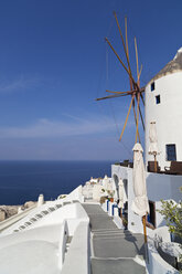 Griechenland, Kykladen, Thira, Santorin, Oia, Blick auf Windmühle - FOF002681
