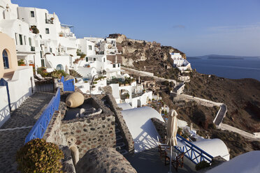 Griechenland, Kykladen, Thira, Santorin, Oia, Blick auf das Dorf - FOF002686