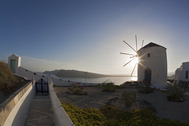 Griechenland, Kykladen, Thira, Santorin, Oia, Blick auf Windmühle bei Sonnenuntergang - FOF002687