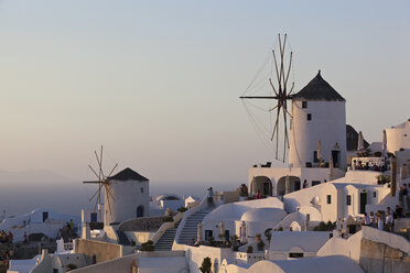 Griechenland, Kykladen, Thira, Santorin, Oia, Blick auf Windmühle mit Dorf - FOF002690