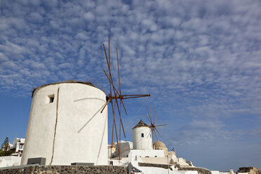 Griechenland, Kykladen, Thira, Santorin, Oia, Blick auf Windmühle mit Stadt - FOF002693