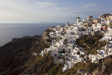 Griechenland, Kykladen, Thira, Santorin, Oia, Blick auf Oia und Windmühlen - FOF002694