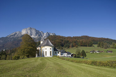 Deutschland, Bayern, Berchtesgadener Land, Blick auf Kirche mit Untersberg im Hintergrund - WWF001715