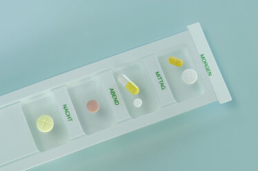 Pillen in Spender auf farbigem Hintergrund - ASF004212
