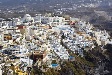 Griechenland, Kykladen, Thira, Santorin, Fira, Blick auf die Stadt von oben - FOF002695